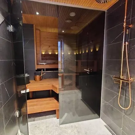 Cosy - Two Bedrooms, Sauna And Free Parking, Wi-fi Daire