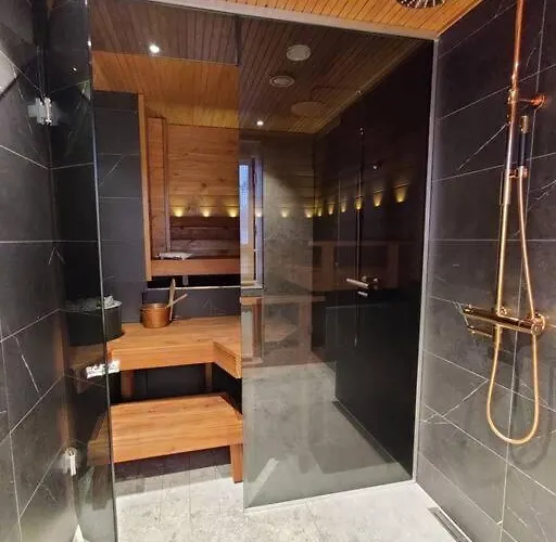 Cosy - Two Bedrooms, Sauna And Free Parking, Wi-fi شقة